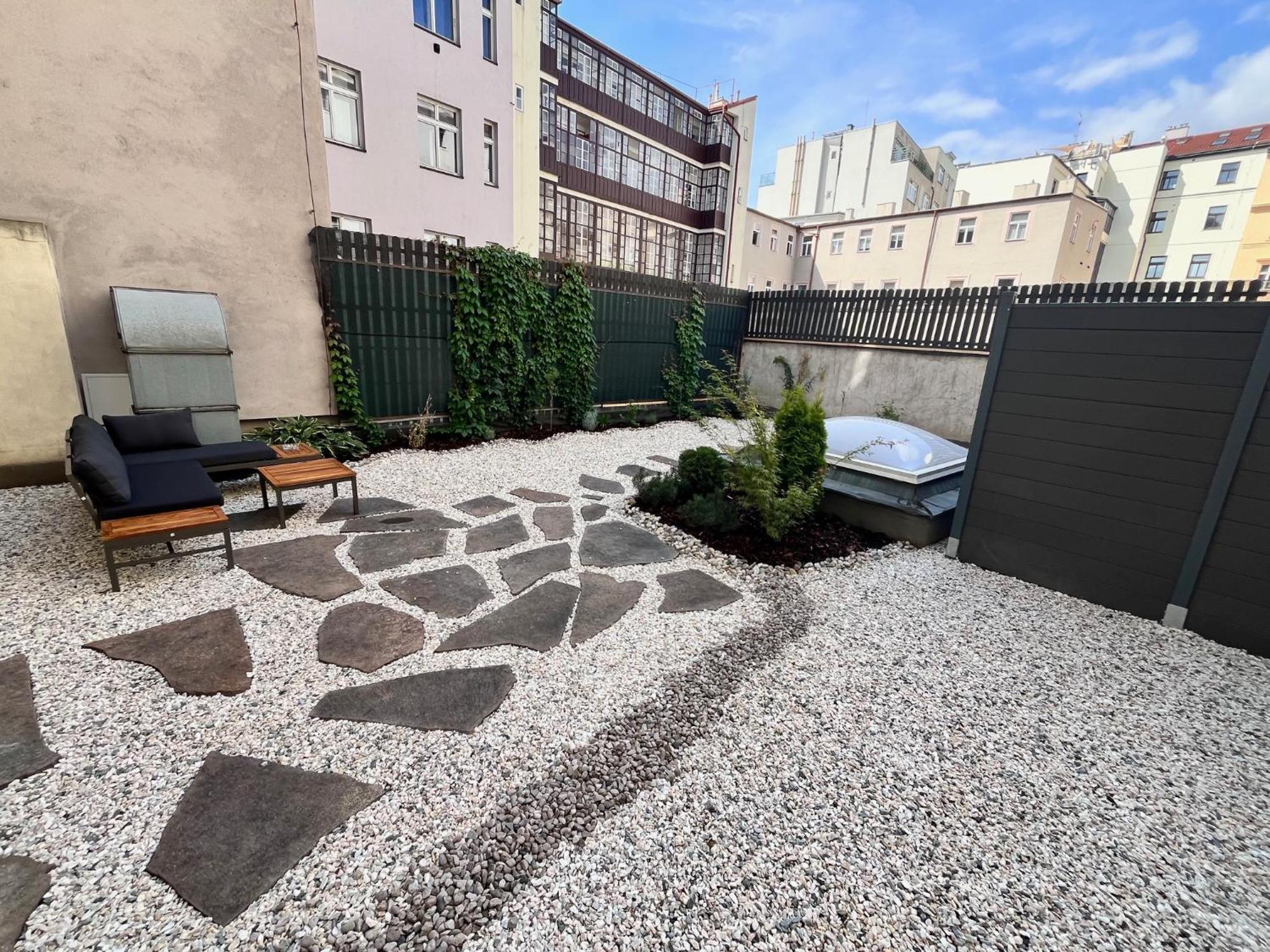 New City Centre Garden Apartment - Central Location Прага Екстер'єр фото
